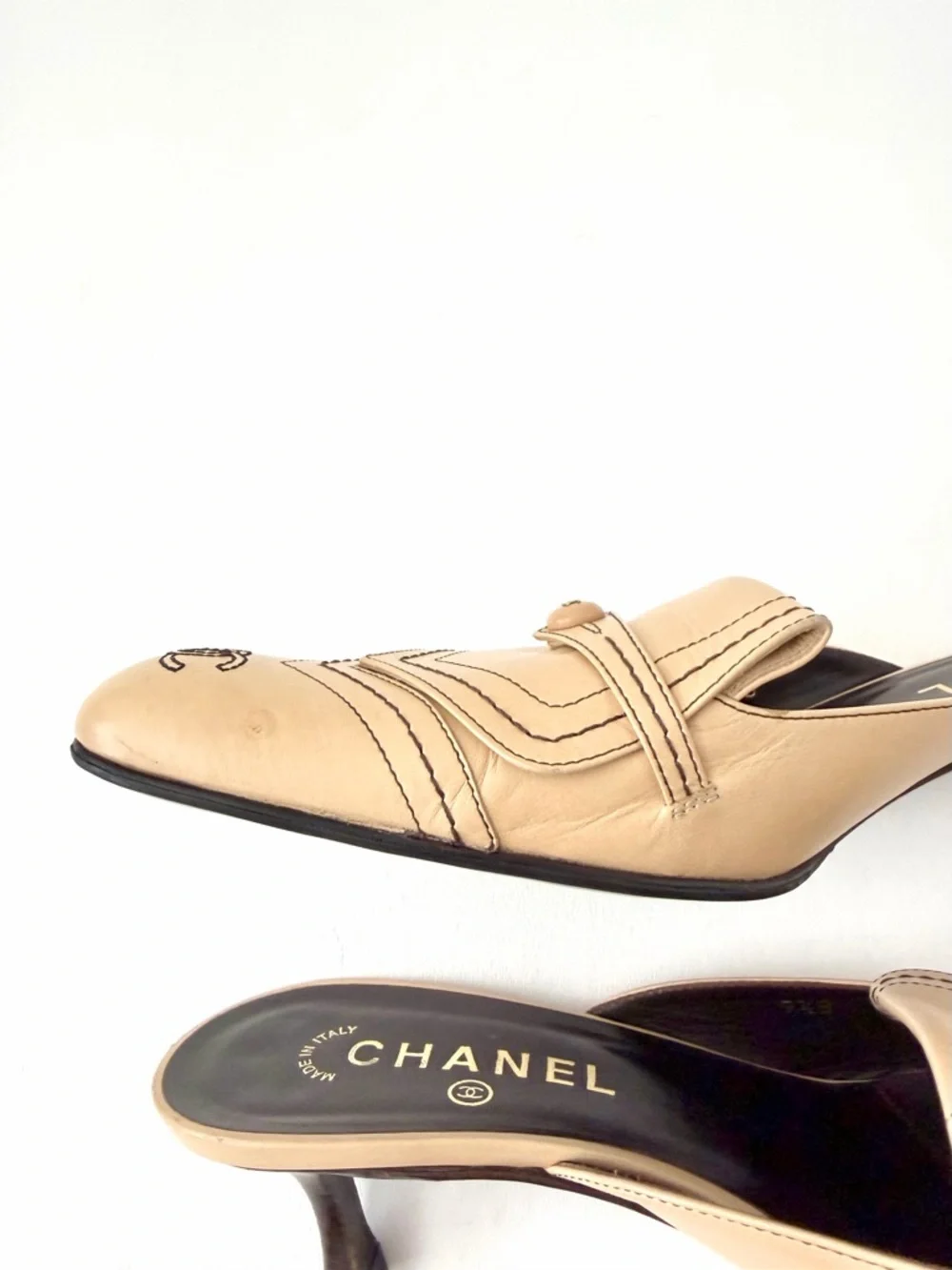 CHANEL‎ | Beige Leather CC Logo Mules Kitten Heel Slides EU 39.5 Y2K Vintage